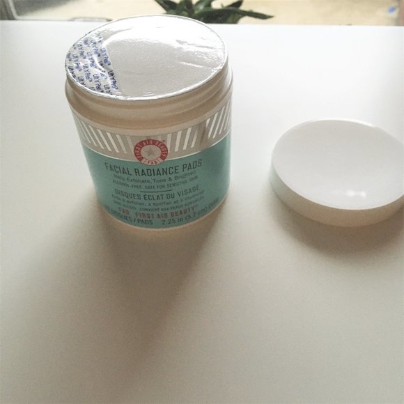 Brand new! First Aid Beauty facial radiance pads (exfoliating, lactic & glycolic - Picture 2 of 3